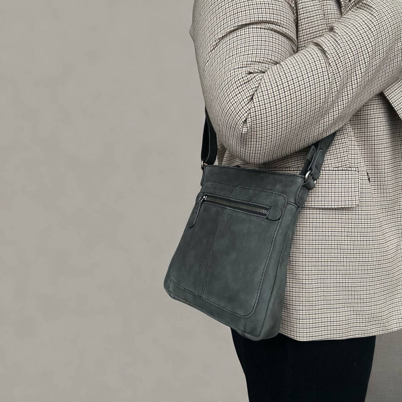 Treats axelväska - Nubuck kalvskinn - Vacker och rustik