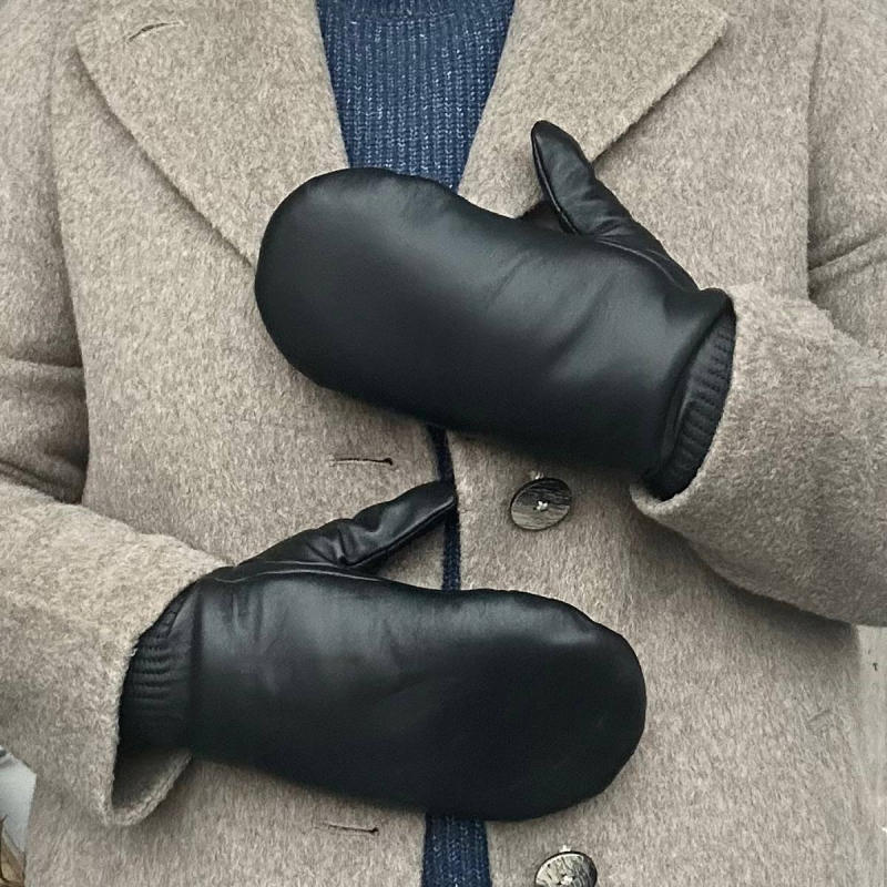 sort lammeskindsluffe med touch funktion