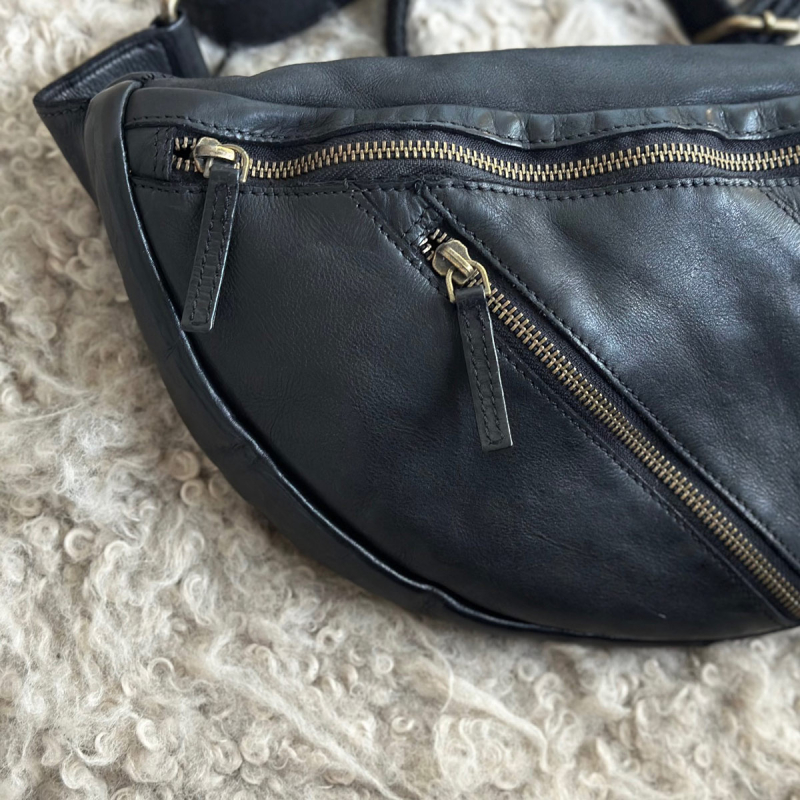 Sort Lavina bumbag  - Stor bumbag fra danske Montana - 272453 - Freja skind
