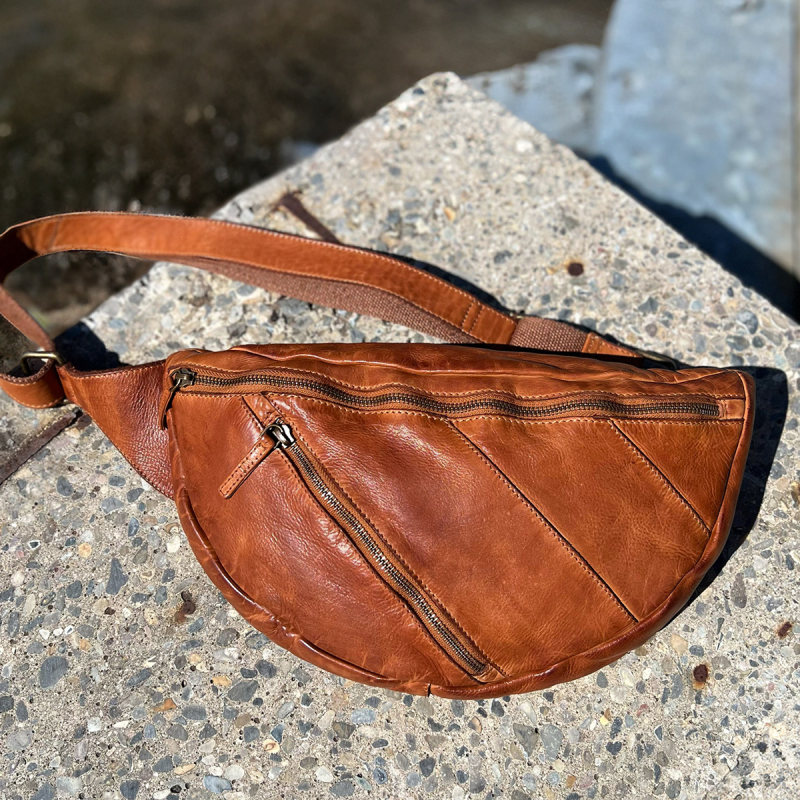 Lavina Urban midjeväska - Cognac buffelläder - Stor midjeväska - Montana