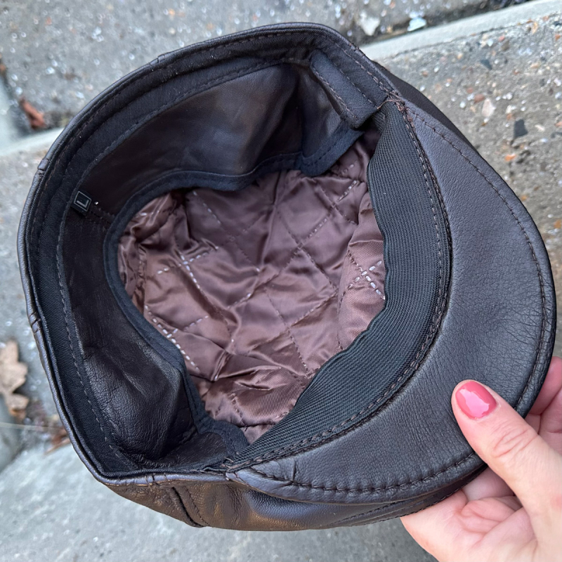 Brun sixpence med öronlappar - Sixpence i skinn med lätt vinterfoder