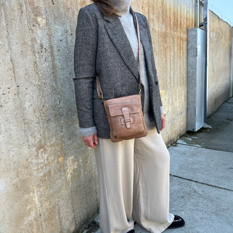 Libby crossbody taske i walnut bøffelskind - Montana 272451