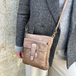 Libby crossbody taske i walnut bøffelskind - Montana 272451