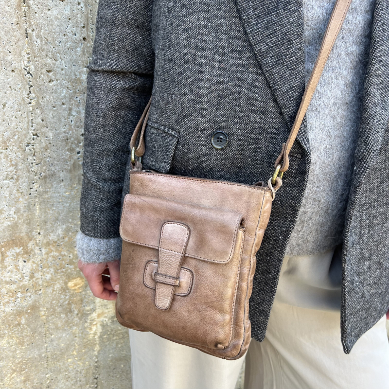 Libby crossbody taske i walnut bøffelskind - Montana 272451