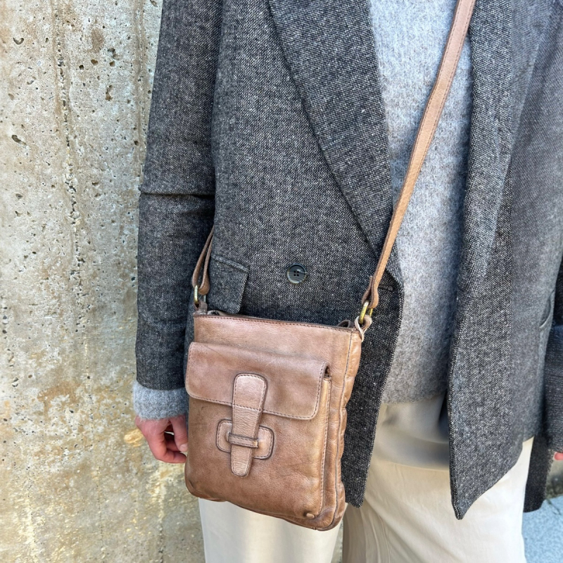 Libby crossbody taske i walnut bøffelskind - Montana 272451