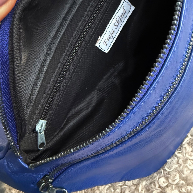 Blå Sarah bumbag i blød lammeskind - Freja skind