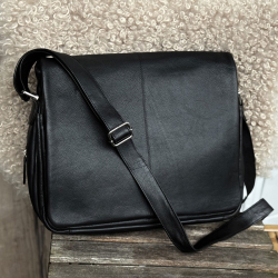 Voyage arbetsväska med klaff - Svart kalvskinn - Unisex - Freja Skind