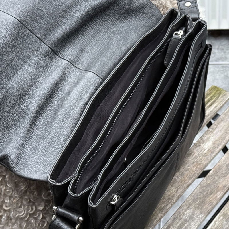 Voyage arbetsväska med klaff - Svart kalvskinn - Unisex - Freja Skind