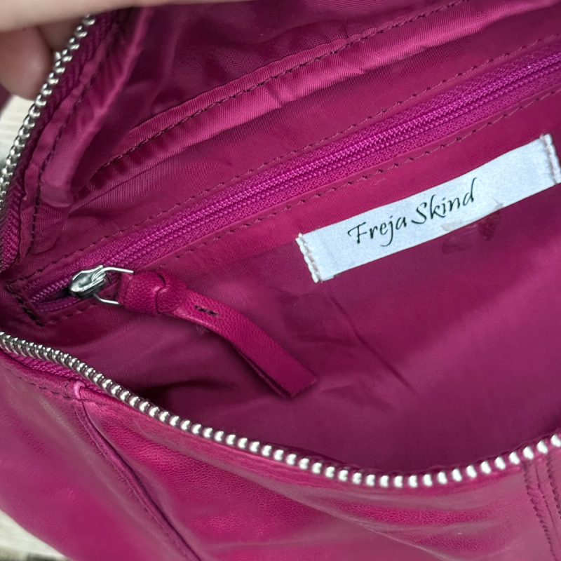 Silja bumbag i magenta farvet blød skind - Freja skind