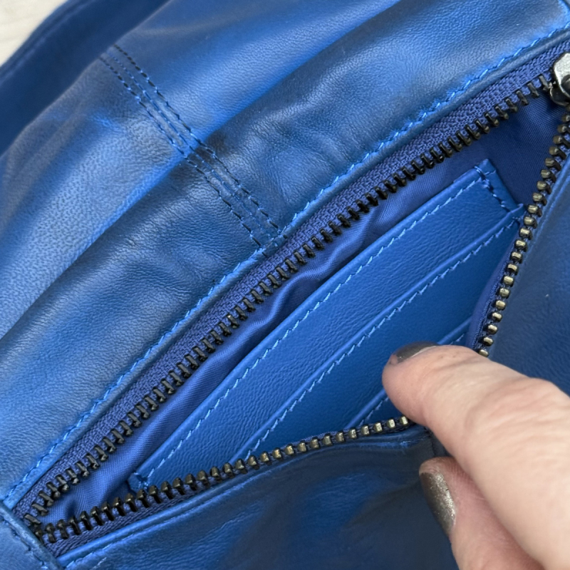 Silja bumbag med skindrem - Blød blå lammeskind - Eksklusiv hos Freja skind