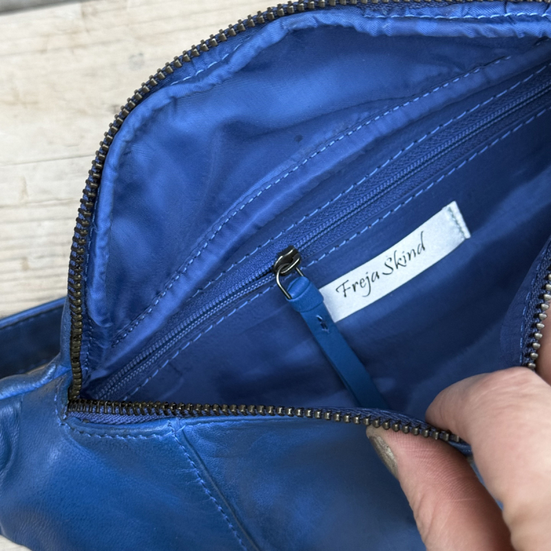 Silja bumbag med skindrem - Blød blå lammeskind - Eksklusiv hos Freja skind