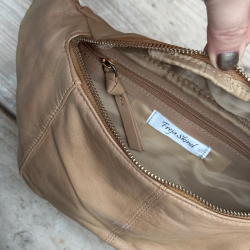 Latte farvet Silja bumbag mellem str. Blød lammeskind - skindrem - Freja skind