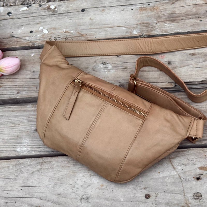 Latte farvet Silja bumbag mellem str. Blød lammeskind - skindrem - Freja skind