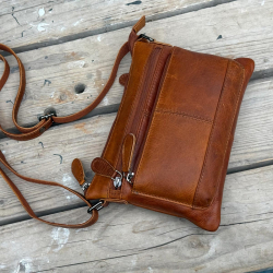 Elvira crossbody taske i cognac bøffellæder - UR 810 - Leather design - Freja skind