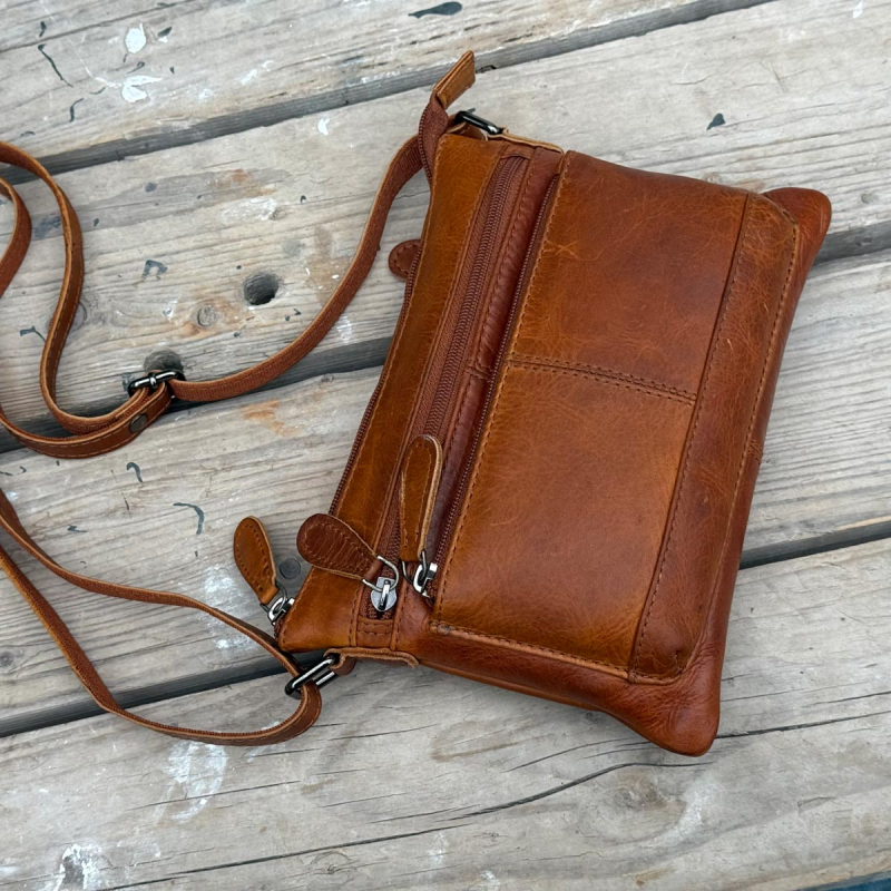 Elvira crossbody taske i cognac bøffellæder - UR 810 - Leather design - Freja skind