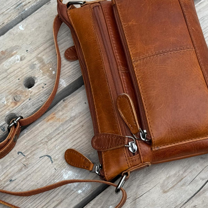 Elvira crossbody väska i mjukt cognac buffelläder - Leather design