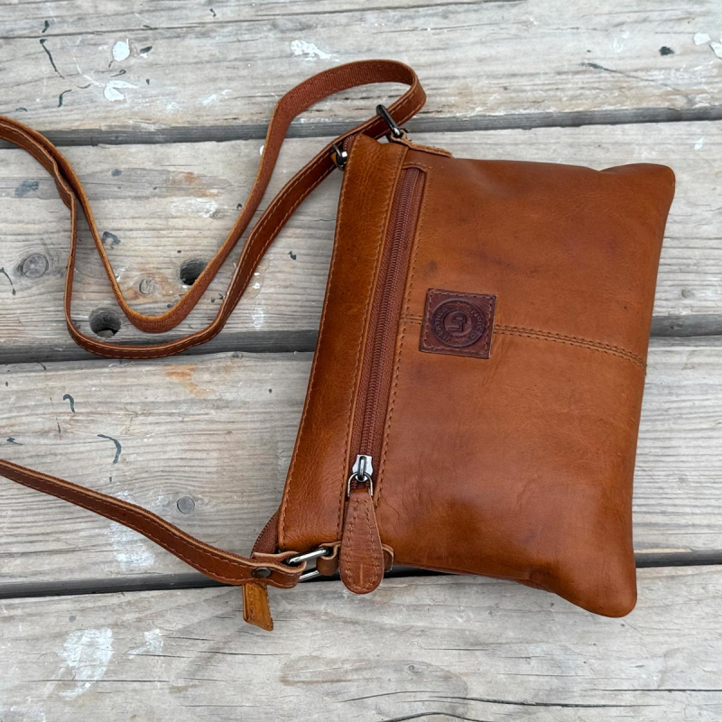 Elvira crossbody väska i mjukt cognac buffelläder - Leather design