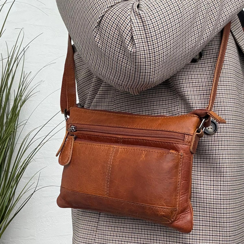 Elvira crossbody taske i cognac bøffellæder - UR 810 - Leather design - Freja skind