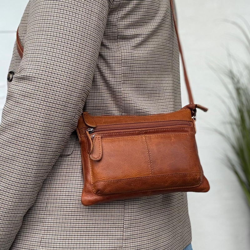 Elvira crossbody väska i mjukt cognac buffelläder - Leather design