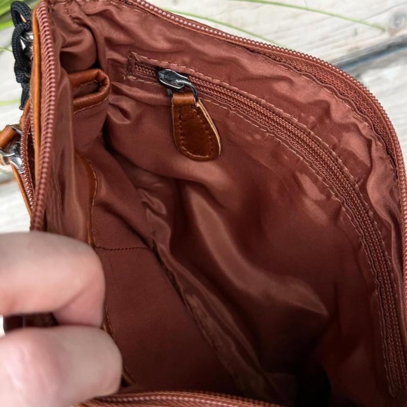 Elvira crossbody väska i mjukt cognac buffelläder - Leather design