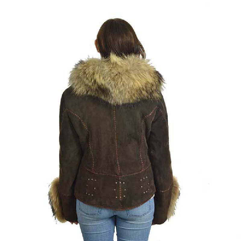 Kort shearlingjacka med pälskrage och detaljer. Brun shearlingjacka