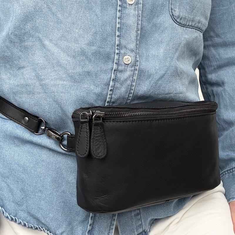 Peru bæltetaske med aft rem - sort bøffelskind - Leather design - Freja skind