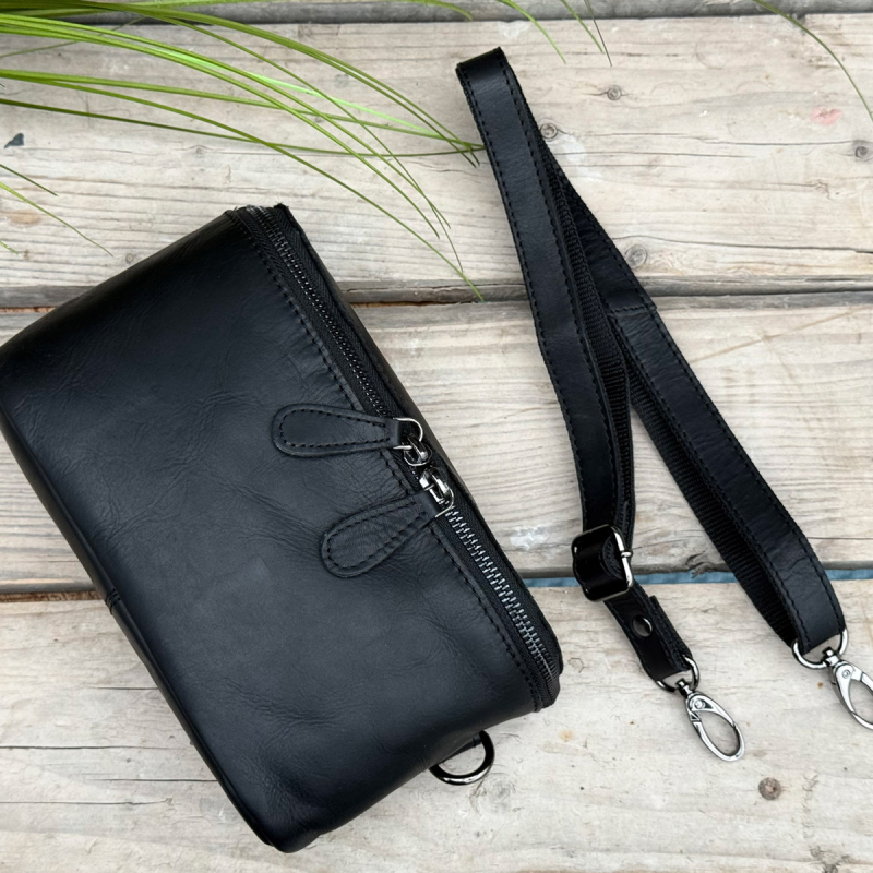 Peru bæltetaske med aft rem - sort bøffelskind - Leather design - Freja skind