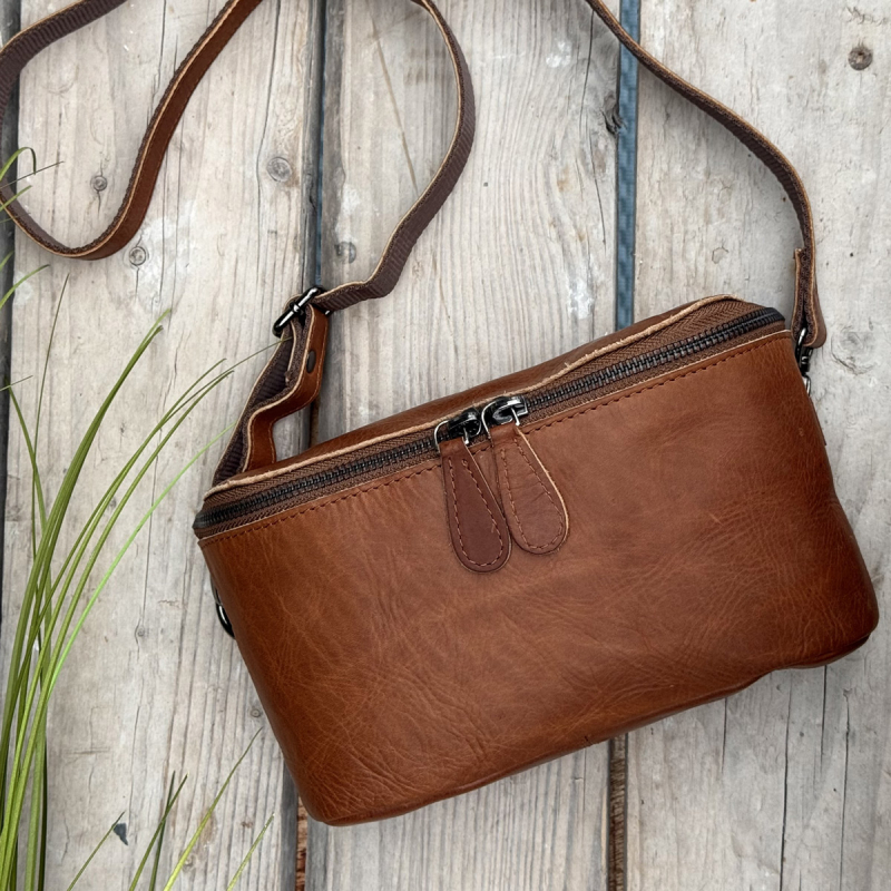 Peru bæltetaske med aft rem - blød cognac bøffellæder - Leather design - Freja skind