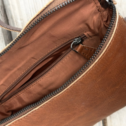 Peru bæltetaske med aft rem - blød cognac bøffellæder - Leather design - Freja skind