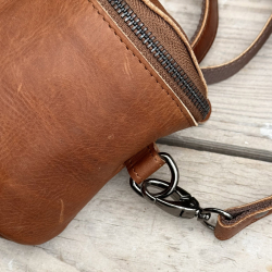 Peru bæltetaske med aft rem - blød cognac bøffellæder - Leather design - Freja skind