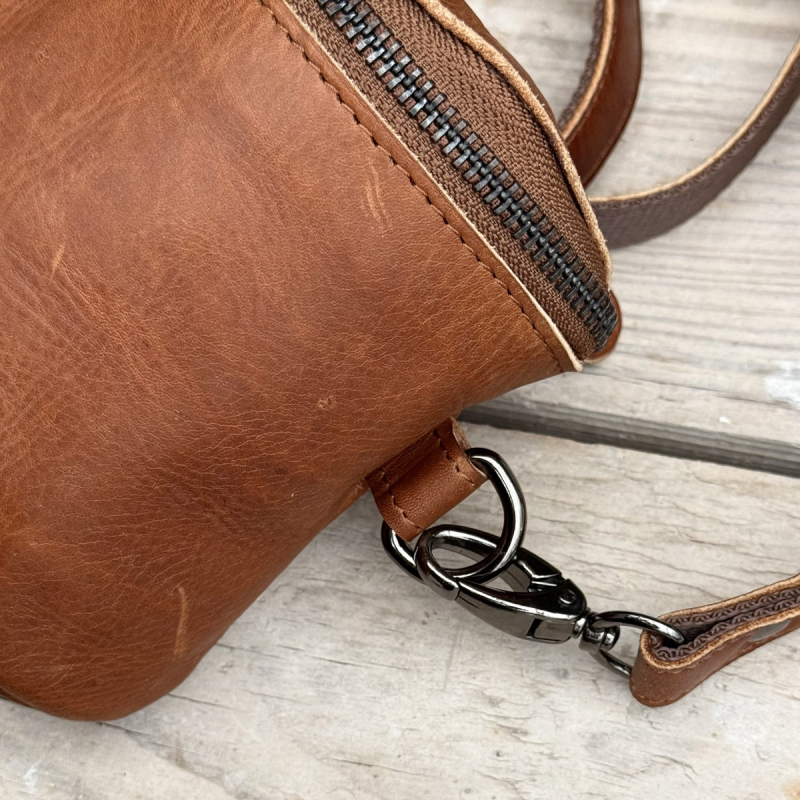 Peru bæltetaske med aft rem - blød cognac bøffellæder - Leather design - Freja skind