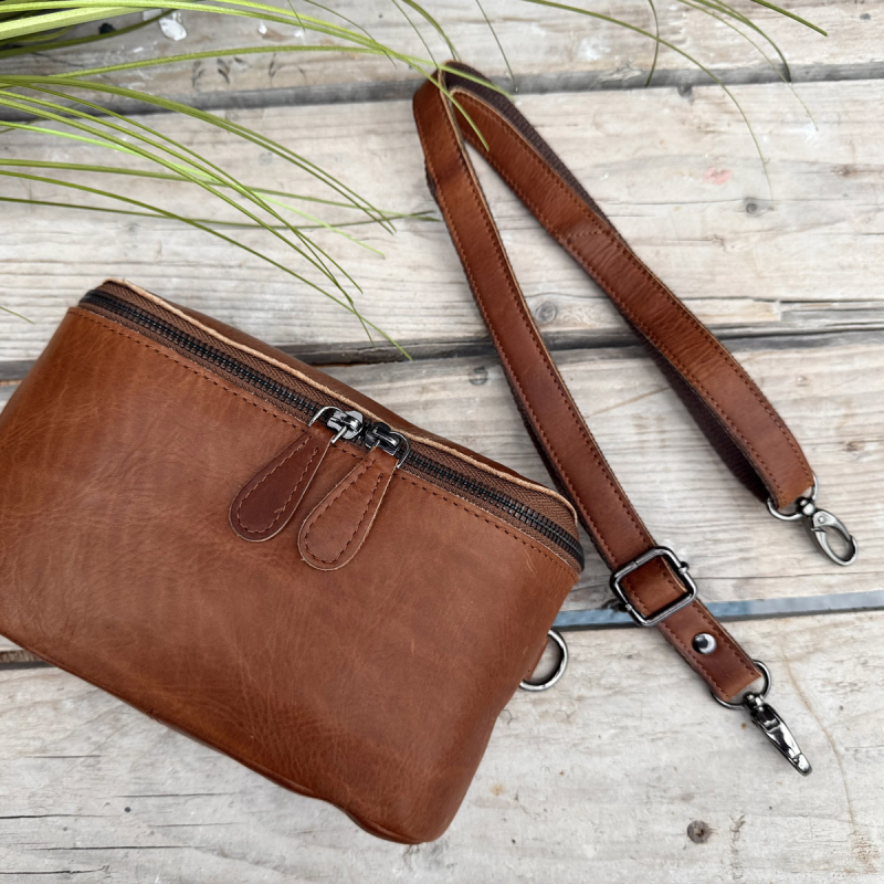 Peru bæltetaske med aft rem - blød cognac bøffellæder - Leather design - Freja skind