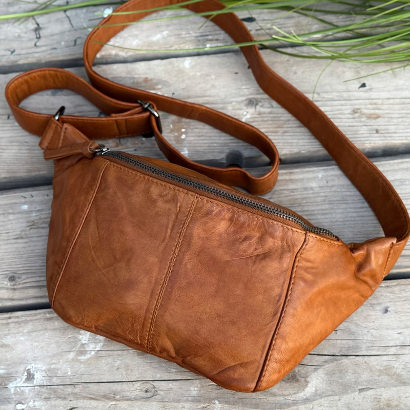 Silja bumbag i lys cognac blød lammeskind - Freja skind