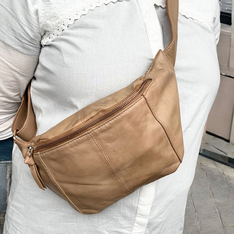 Latte farvet Silja bumbag mellem str. Blød lammeskind - skindrem - Freja skind