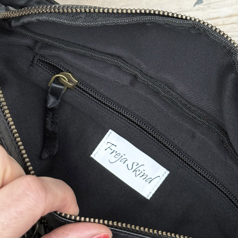Maiken bumbag i blød sort lammeskind - God stor bumbag med plads til det meste - Eksklusiv hos Freja skind