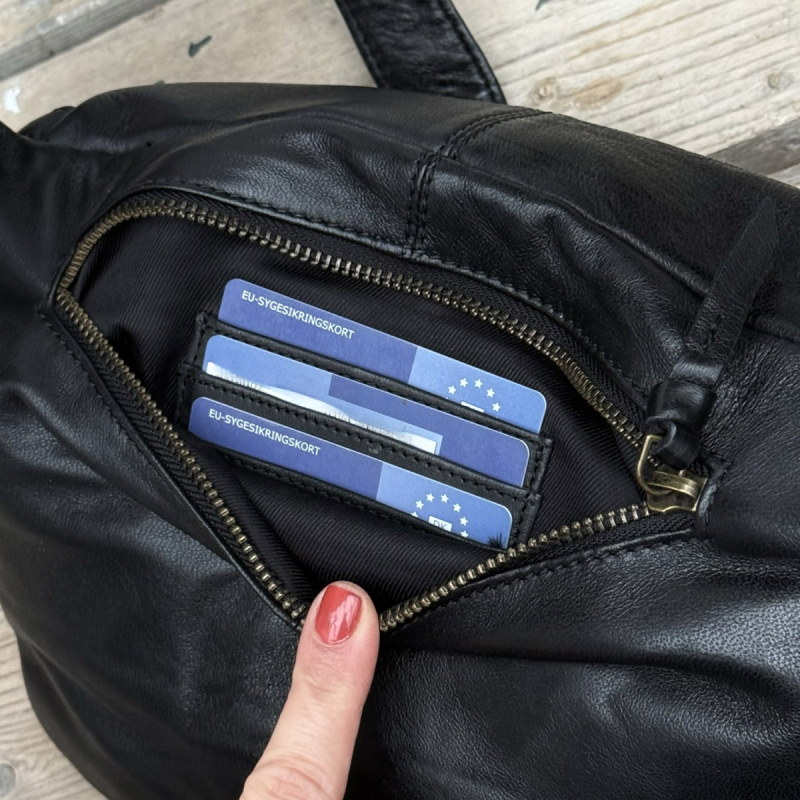 Maiken bumbag i blød sort lammeskind - God stor bumbag med plads til det meste - Eksklusiv hos Freja skind