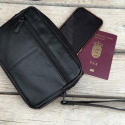 Urlaub handledsväska för herrar i mjukt svart kalvskinn - Freja Skind