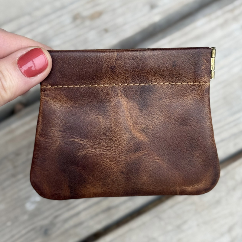 Thomsen klämplånbok med dragkedjefack – patinerat brunt kalvskinn – Leather Design