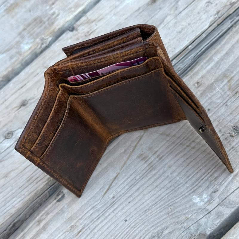 Penny läderplånbok i rustik hunterbrunt läder - Leather design
