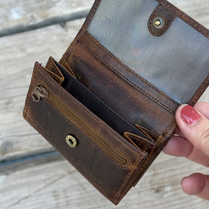 Penny läderplånbok i rustik hunterbrunt läder - Leather design