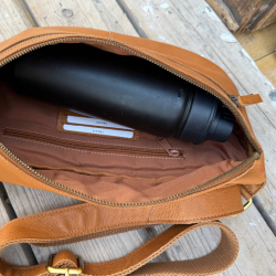 Billie bumbag i blød cognac skind - Treats - Freja skind