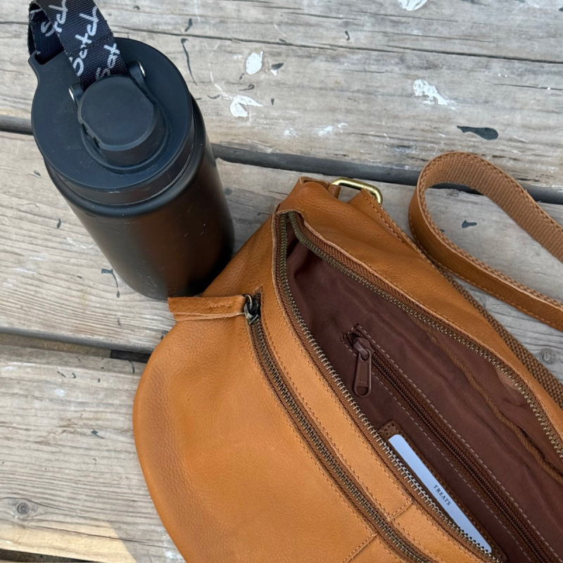 Billie midjeväska - Mjuk cognac skinn - Stor midjeväska - Treats