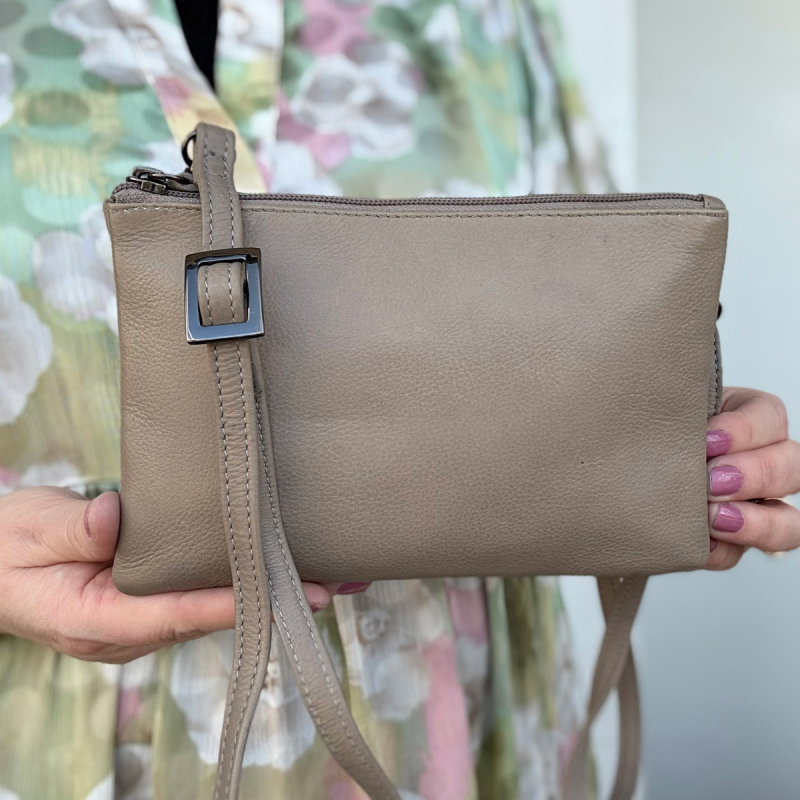 Treats skuldertaske i taupe farvet kalveskind - Freja skind