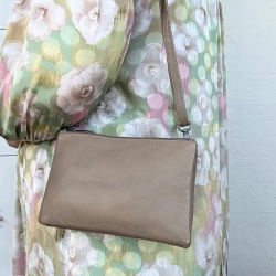 Treats skuldertaske i taupe farvet kalveskind - Freja skind