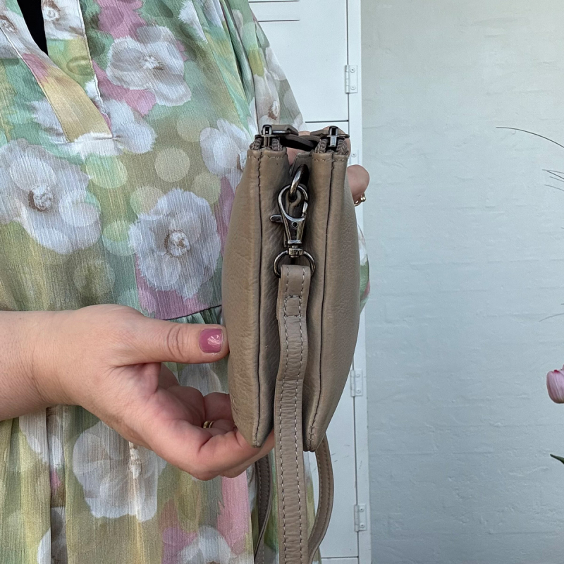 Axelväska från Treats i mjukt beige kalvskinn - Treats