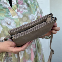 Treats skuldertaske i taupe farvet kalveskind - Freja skind