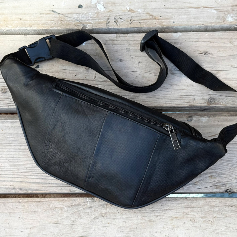 sort bæltetaske i lammeskind - Freja skind
