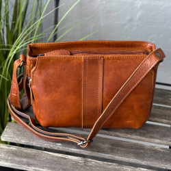Inez skuldertaske - cognac bøffellæder - Leather design - Freja skind