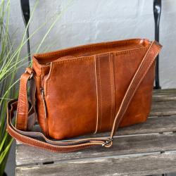 Inez skuldertaske - cognac bøffellæder - Leather design - Freja skind