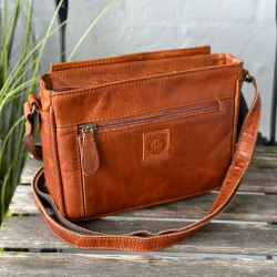 Inez skuldertaske - cognac bøffellæder - Leather design - Freja skind